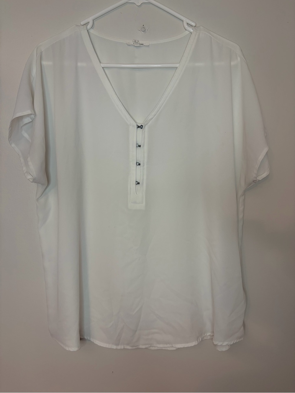 Maurices Women’s White Hook Front V Neck Blouse Short Sleeve Top Size Large